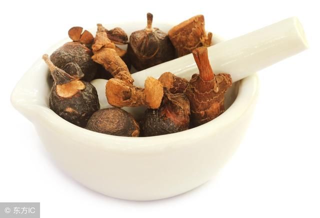 鼻子上挤出来的小米粒原来是螨虫的分泌物,教