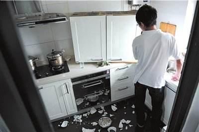 带老公回娘家过年,做饭时妈递给我一个油坛子