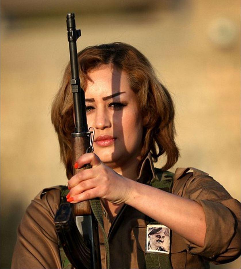 据英国《每日邮报》,近日,一组伊拉克女兵扛枪度过波斯新年的照片走红