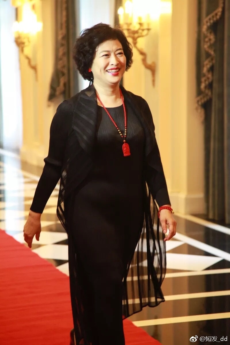 赵本山小姨子于月仙与"薛甄珠"同场比美 各有风韵