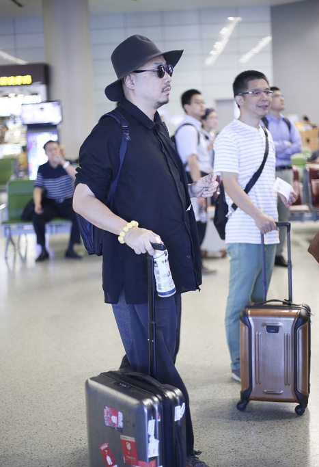 心宽体胖!徐峥现身机场挺大肚发福严重,网友:"太囧"