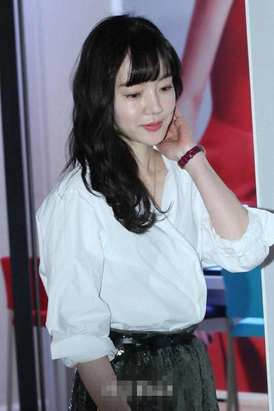 《芝加哥打字机》林秀晶肤白貌美亮相品牌活动 优雅知性飘逸宁人