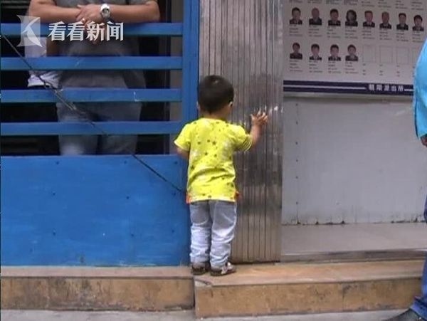视频丨男子玩手机儿子遭陌生人抱走 女子称只是为了好玩