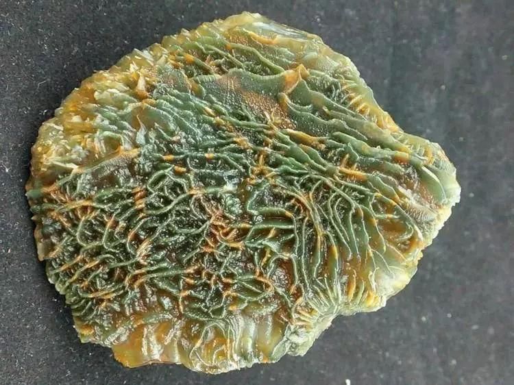 经脉玛瑙,产于戈壁荒漠深处,属珍稀不可再生石种.该石头主要产自