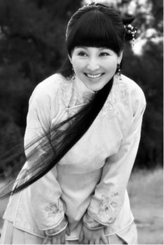 她和丈夫是娱乐圈低调的模范夫妻,三个儿子两个演过戏 她和丈夫是娱乐圈低调的模范夫妻,三个儿子两个演过戏