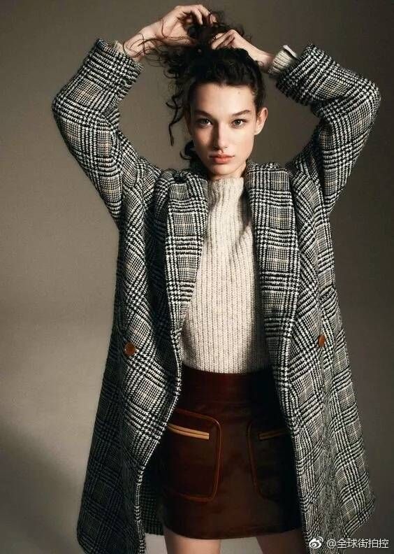 驼色大衣搭配奶茶色的毛衣,温柔小甜心就是你