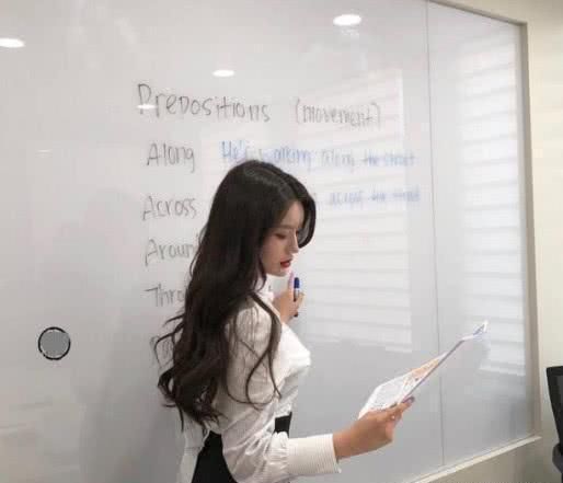 最美90后大学老师走红,课堂座无虚席,网友:再