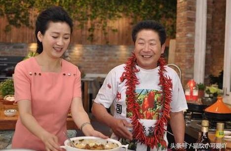 男子被称为吃辣大王,辣椒配白酒和大蒜让人敬