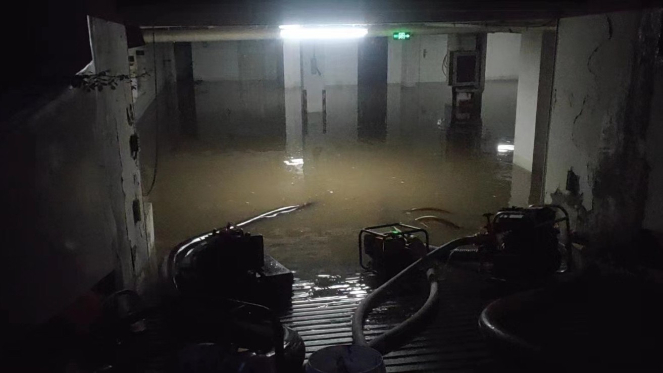 暴雨致地下车库被淹 经开区消防紧急救援