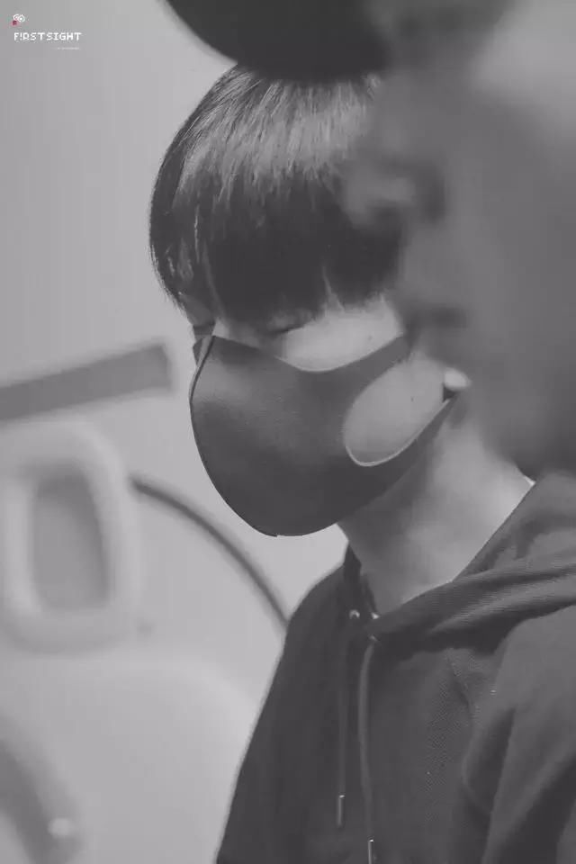 三小只机场遇粉丝,王俊凯王源狂鞠躬,千玺困到