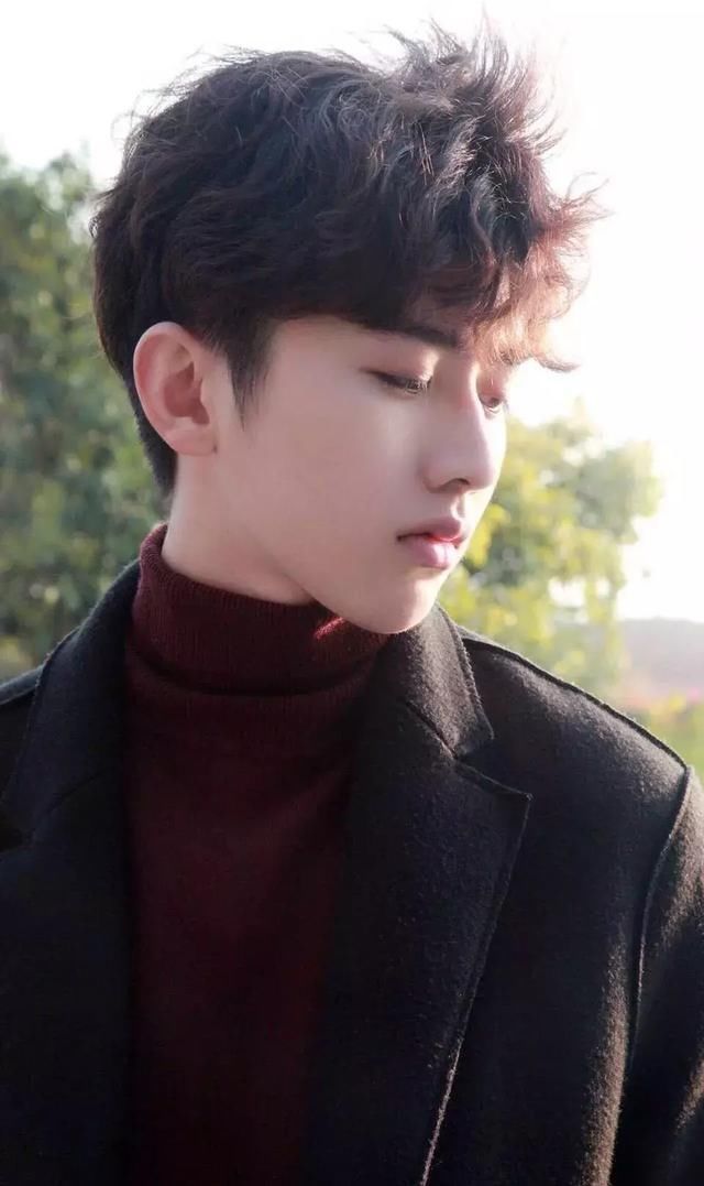 蔡徐坤小鬼急着染回黑发,吴昕杨丞琳却靠二次