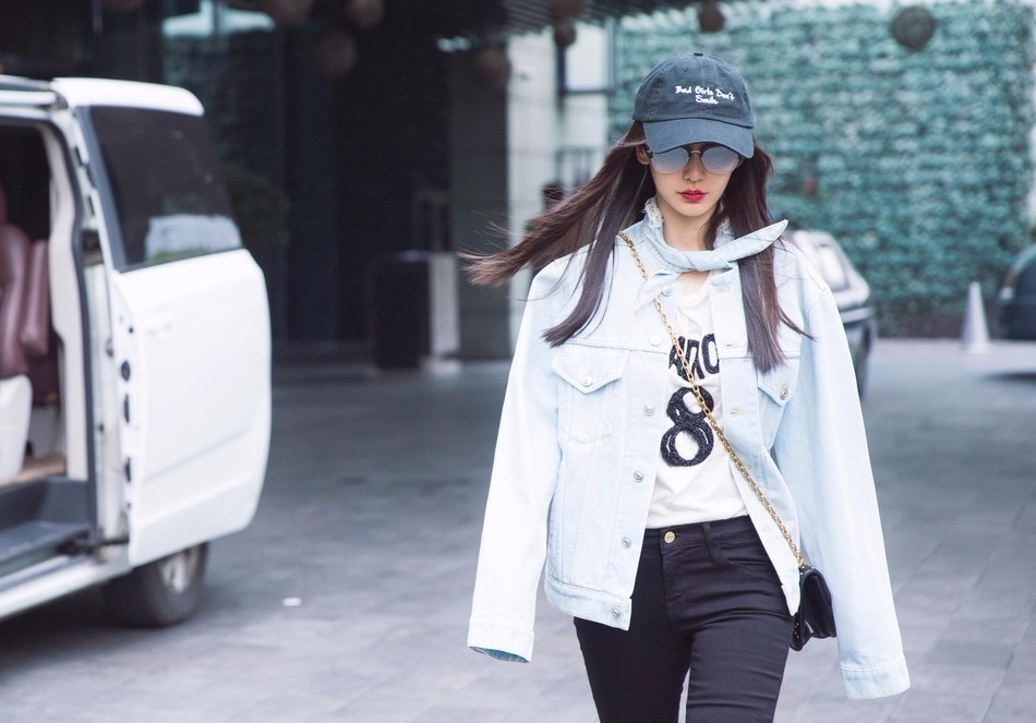 Baby墨镜遮面时髦吸睛 秀