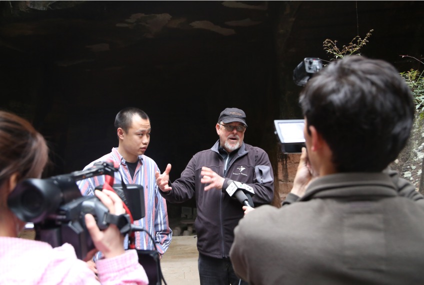 制片人鲁迪·兰格莱斯接受黄山风景区电视台采访