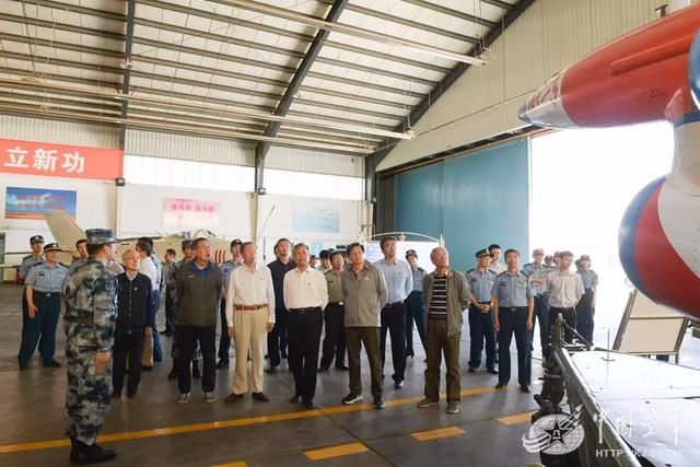 歼20头盔显示器高清曝光,空军院士顾问亲身体