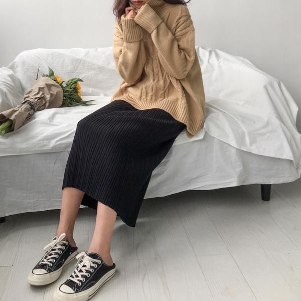 遮肉显瘦的黑色针织裙,搭配不同的鞋子,展现高