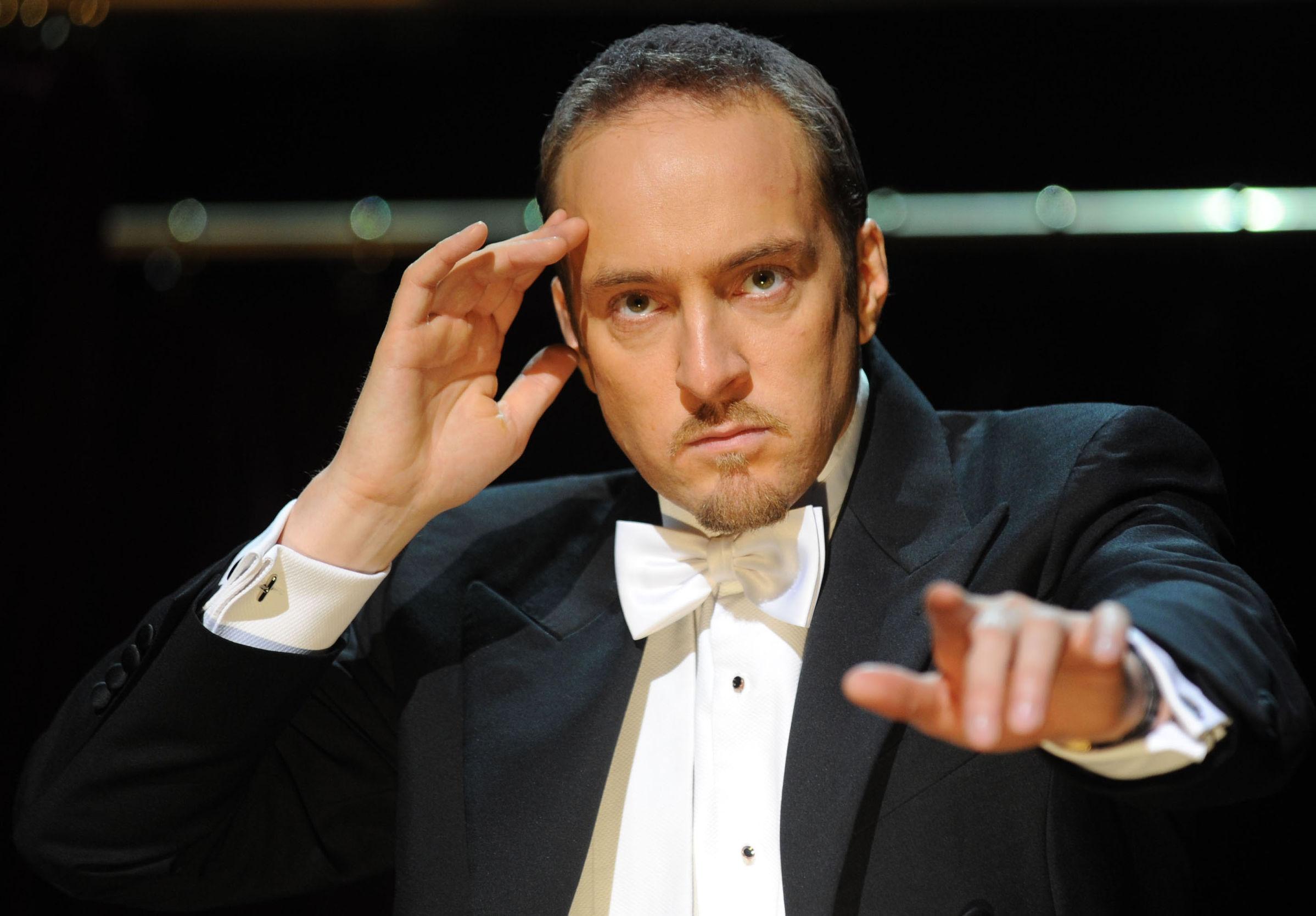 男子玩魔术,现场猜中彩票号码,结果被彩票公司拉黑和政府警告