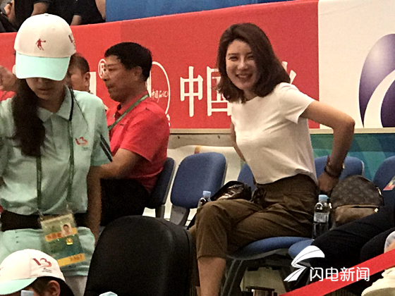 山东美女射击教练杜丽亮相全运赛场