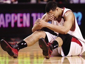 没有半月板的NBA球星里,罗伊早早退役,罗斯