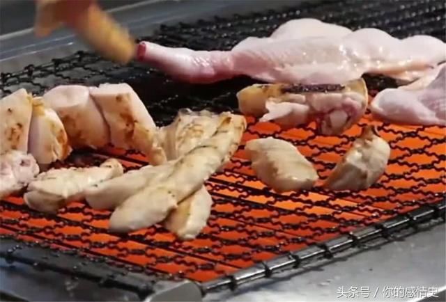 日本火爆小吃烤鸡肉串,网友:原来这才是吃撸串