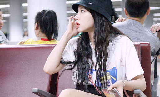 程潇戴渔夫帽长卷发披肩少女味十足 穿超短裤