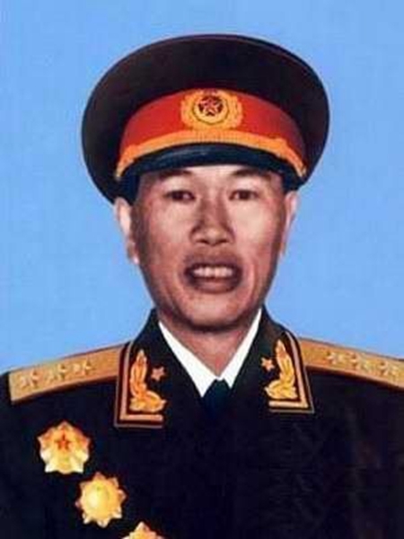 邓华(1910-1980)湖南郴县人
原名多华，字实秋。祖辈三代书香，幼好古学。1955年授衔为开国上将。来源：《中国共产党新闻网》