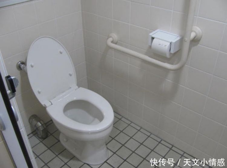 女儿半夜发高烧,婆婆带她去厕所,妻子觉得好奇