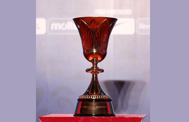 fiba展示篮球世界杯奖杯 纯金打造亮瞎你的眼