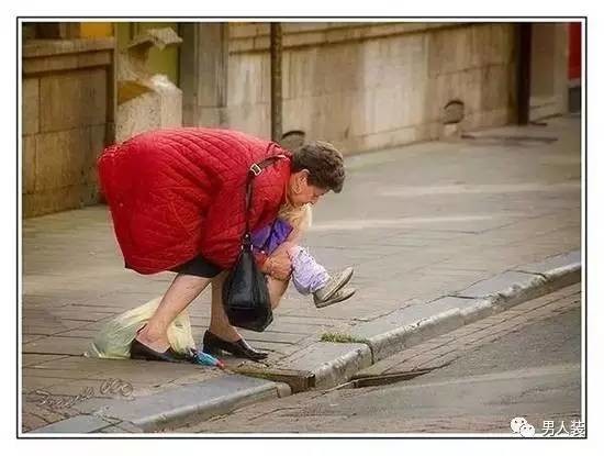 英国近些年派了不少"随地大小便监察大队"上街巡逻,抓到随地大小便的