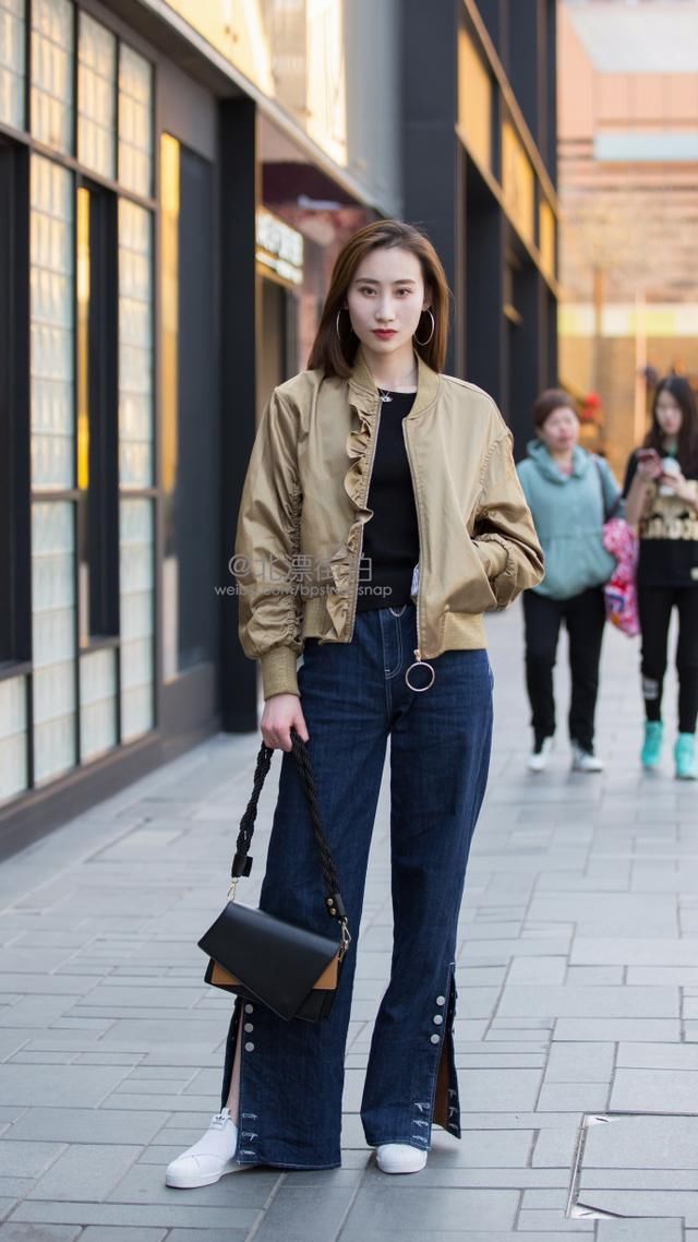 北京街拍:显眼橘色连帽卫衣&黑色小脚裤,很温