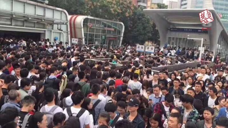 挤!武汉地铁迎来客流高峰 光谷站1小时2万人进站