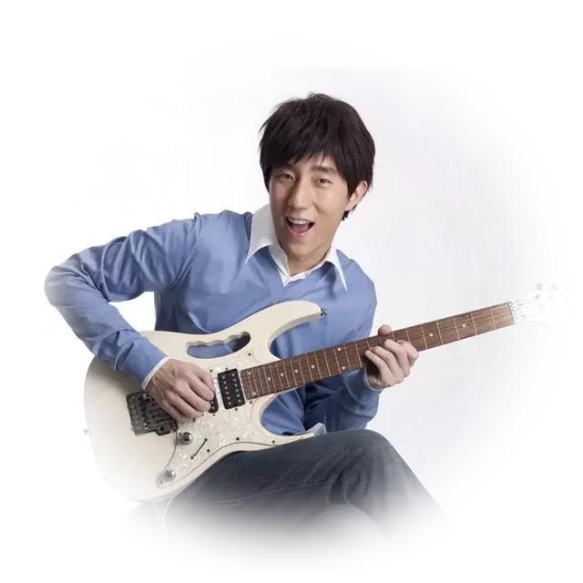 长大的一点不过分 上图两人为成龙同父异母的哥哥,成龙,原名房仕龙