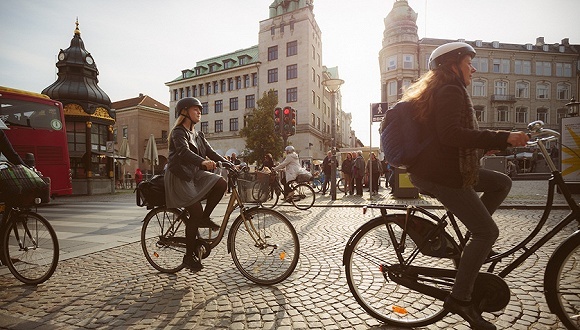 丹麦首都哥本哈根骑自行车的人们.图片来源:视觉中国