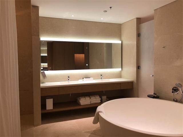 穿着燕尾服长裙的花季少女,自由自在嗨三亚