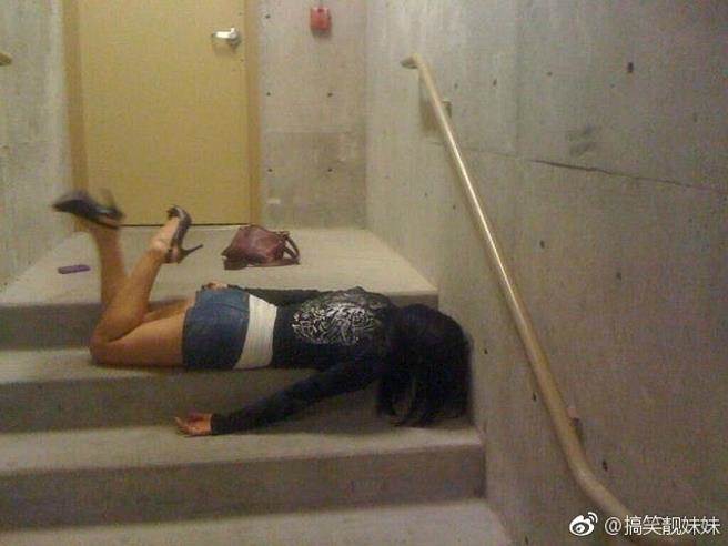 烂醉女丑态毕现 "不雅照"吓人