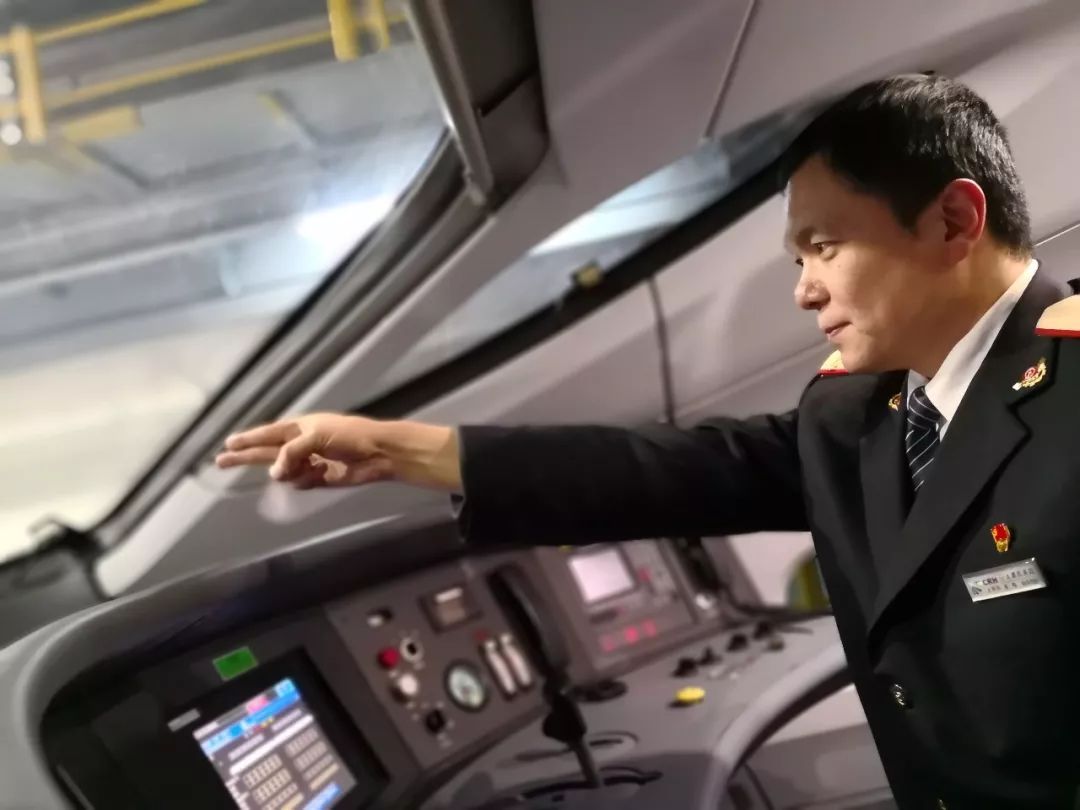 李伟的新年愿望:“期待中国高铁驰骋于世界每个角落” 李伟的新年愿望:“期待中国高铁驰骋于世界每个角落”