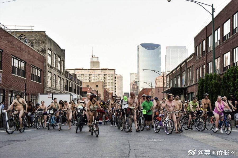 世界裸骑日到了 大批人赤身裸体骑车!