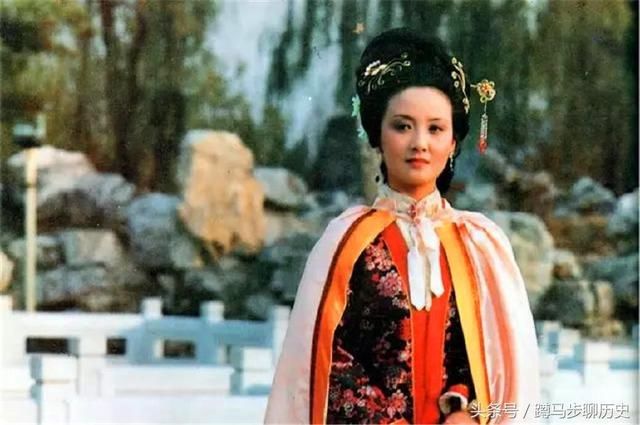 《红楼梦》中男主是贾宝玉,那谁才是第一女主