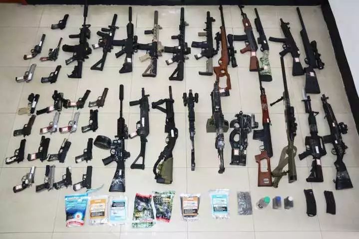 在他们这个圈子里,大家都心知肚明:狗代表枪,狗粮代表子弹.