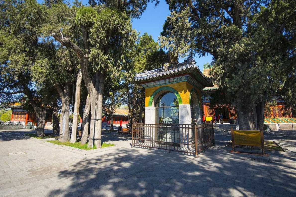 团城的玉瓮亭之中,保存着我国现存最早的特大型玉雕——"渎山大玉海"