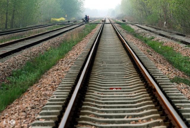 为什么铁路比较直而公路要弯些?