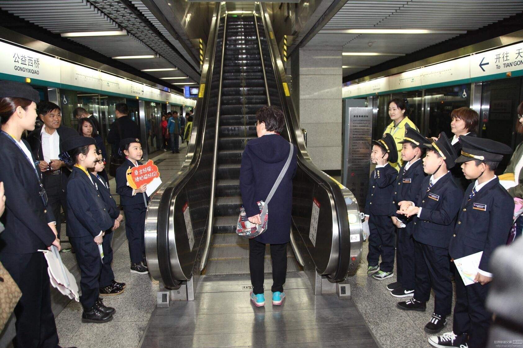 萌娃来了！直播京港地铁安全普及现场