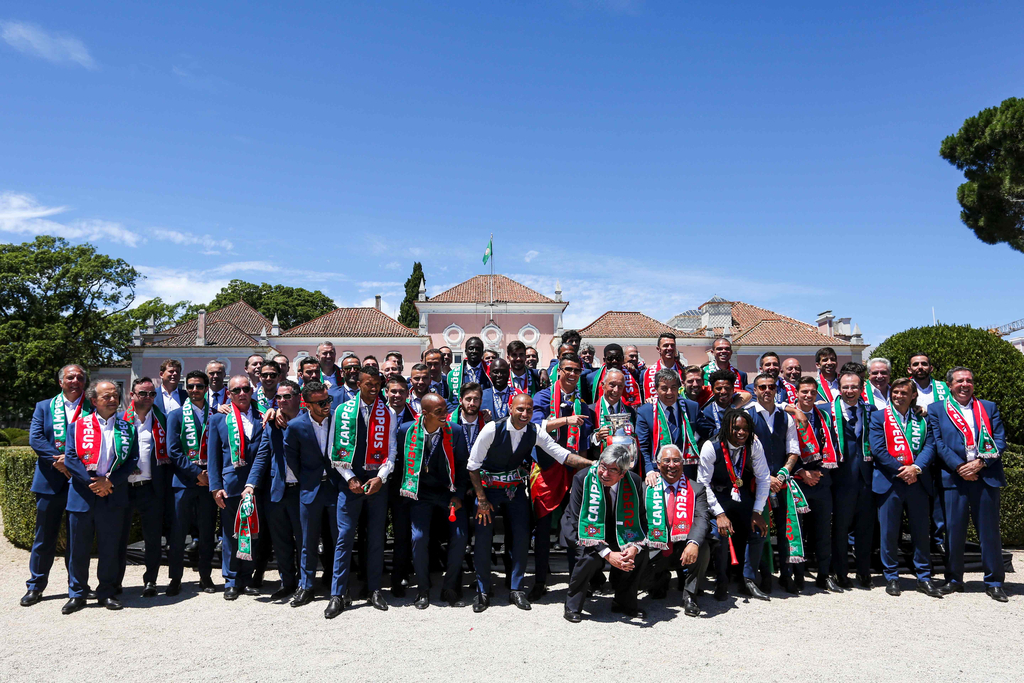 2016年7月11日，葡萄牙里斯本，2016年欧洲杯冠军葡萄牙队回到国内，全体队员和教练乘坐大巴游行并受到葡萄牙总统的接见，全城民众欢欣舞动狂欢庆祝。图为葡萄牙队员合影