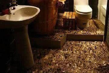 越来越多人卫生间地面不贴瓷砖,开始这样做,好