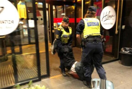 中国游客被瑞典警方拖出酒店扔坟场 中使馆回