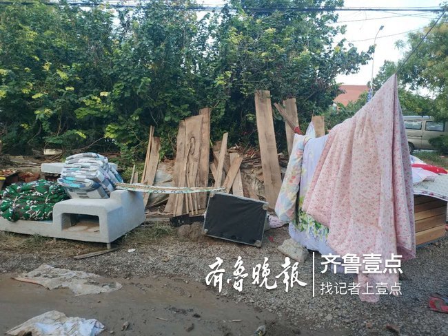 21日，记者赶到受灾较为严重的寿光市上口镇口子村。在羊田路堤坝西侧，虽然水位已经下降了一米多，但老口子村依然是一片泽国。在堤坝东侧的口子新村，有一千多户约四千居民。村内的积水正渐渐退去，街道上到处泥泞，几乎所有的人家都在忙着收拾家园，村子里一片忙乱。此前被安全转移的村民，陆续折返回村子，清理路上的淤泥，整理家里的物品，努力开展自救。村里的路，已经成了村民的“晒衣场”，晒满了村民从家里翻出的被洪水泡过的被褥。