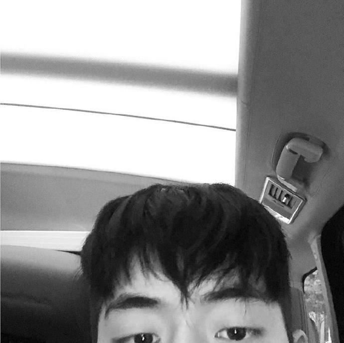 [南柱赫][分享]170905 南柱赫的独特拍照方式:自拍只拍眉毛!