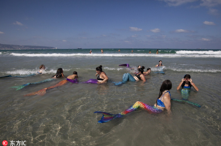 以色列小镇海滩惊现美人鱼聚众戏水