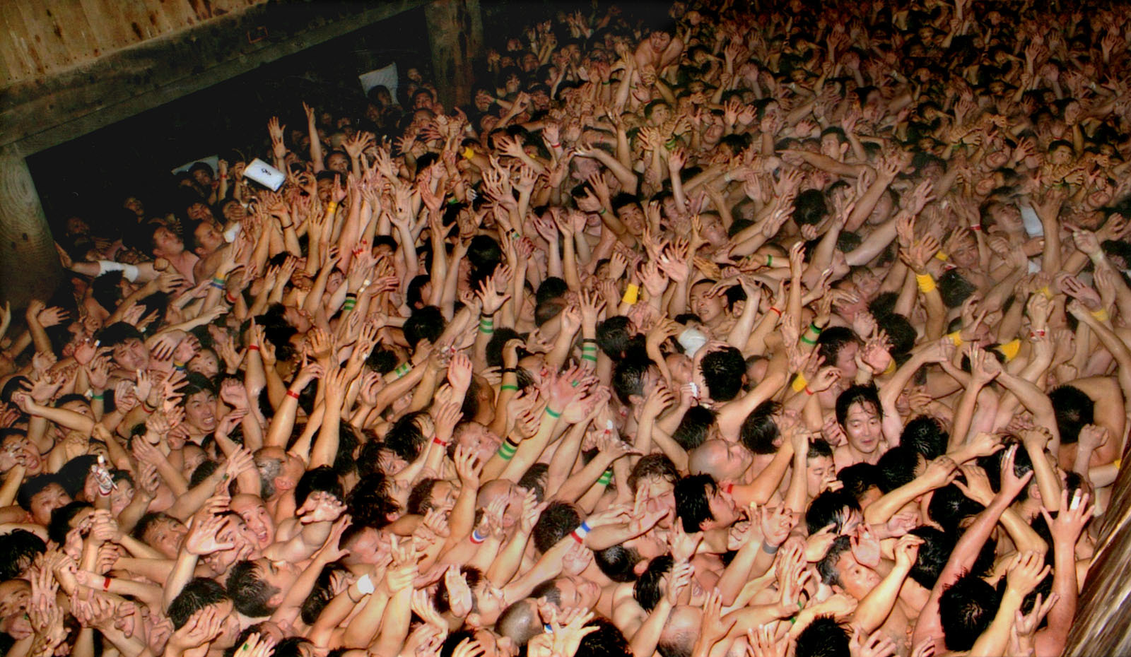 由于参加者实在太多，不得不开辟分会场，图为前些年的西大寺分会场