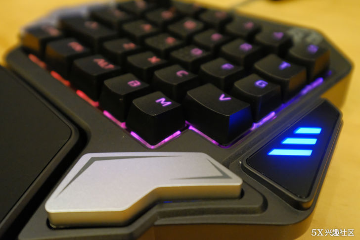 专属电竞的键盘套装,第一次用就11杀吃鸡,轻松