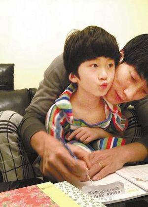 张亮手把手教天天写字超有爱,明星宝宝写作业